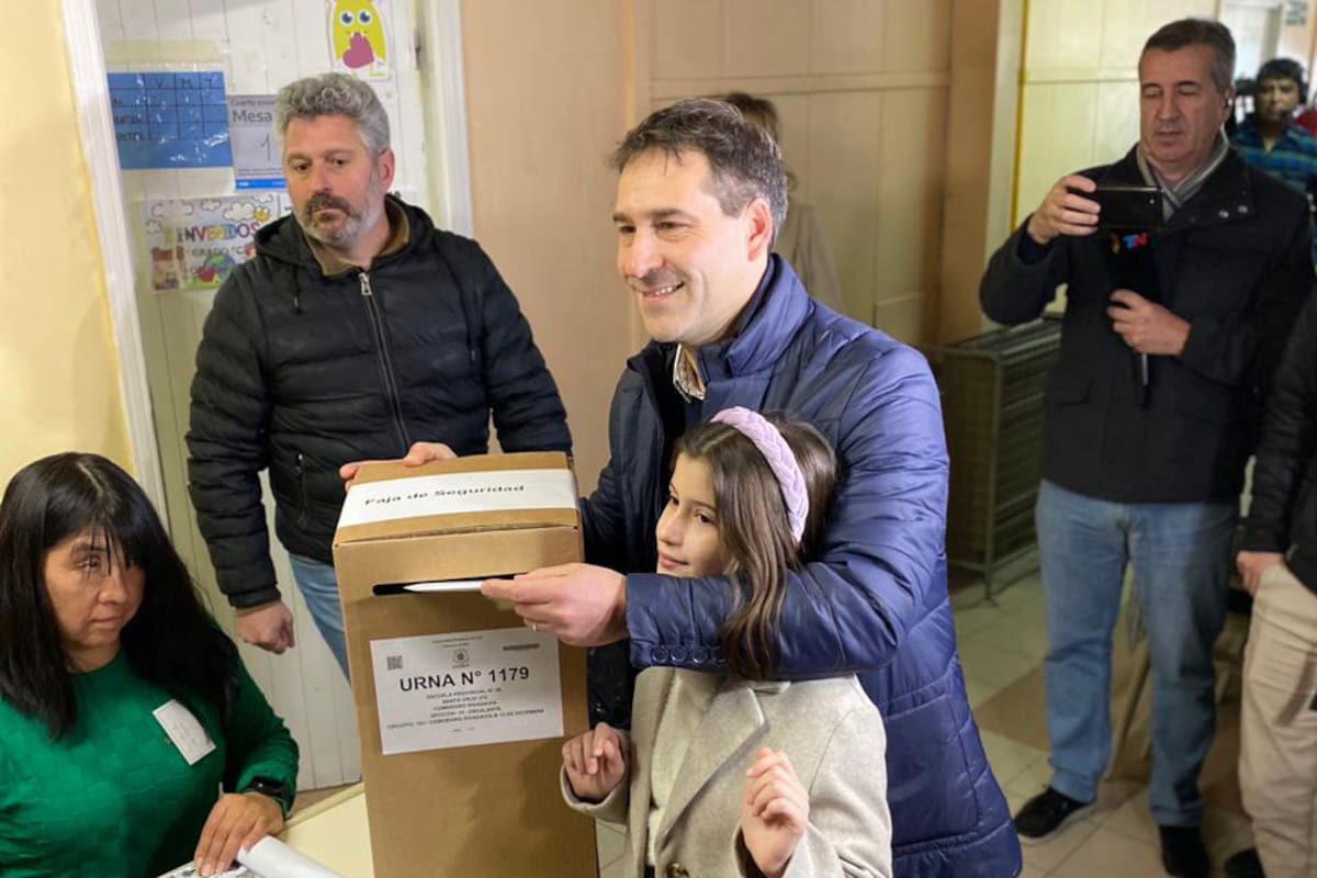 El voto de Juan Pablo Luque junto a su hija Francina