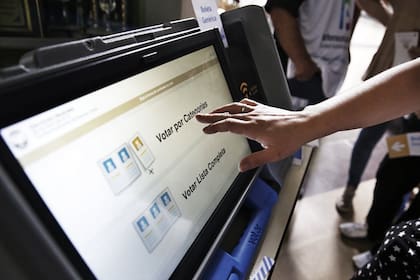 El voto electrónico se aplicará solo en dos provincias si la Ciudad unifica sus comicios