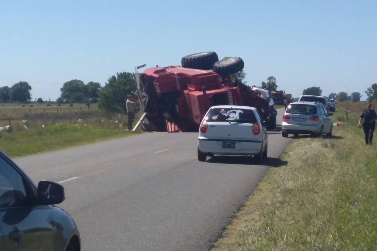 El vuelco de una cosechadora sobre la ruta 30 entre Tandil y Rauch