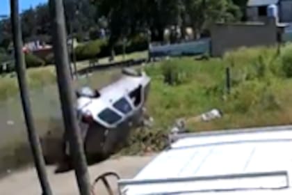El vuelco fue captado por la cámara de una vivienda de la zona