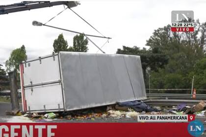 El vuelco ocurrió pasadas las 9.30 en el kilómetro 44,200 del ramal Campana, mano a provincia, sobre el carril rápido de la autovía que controla la empresa Autopistas del Sol, cerca del cruce con la ruta provincial 25, en la localidad de Ingeniero Maschwitz