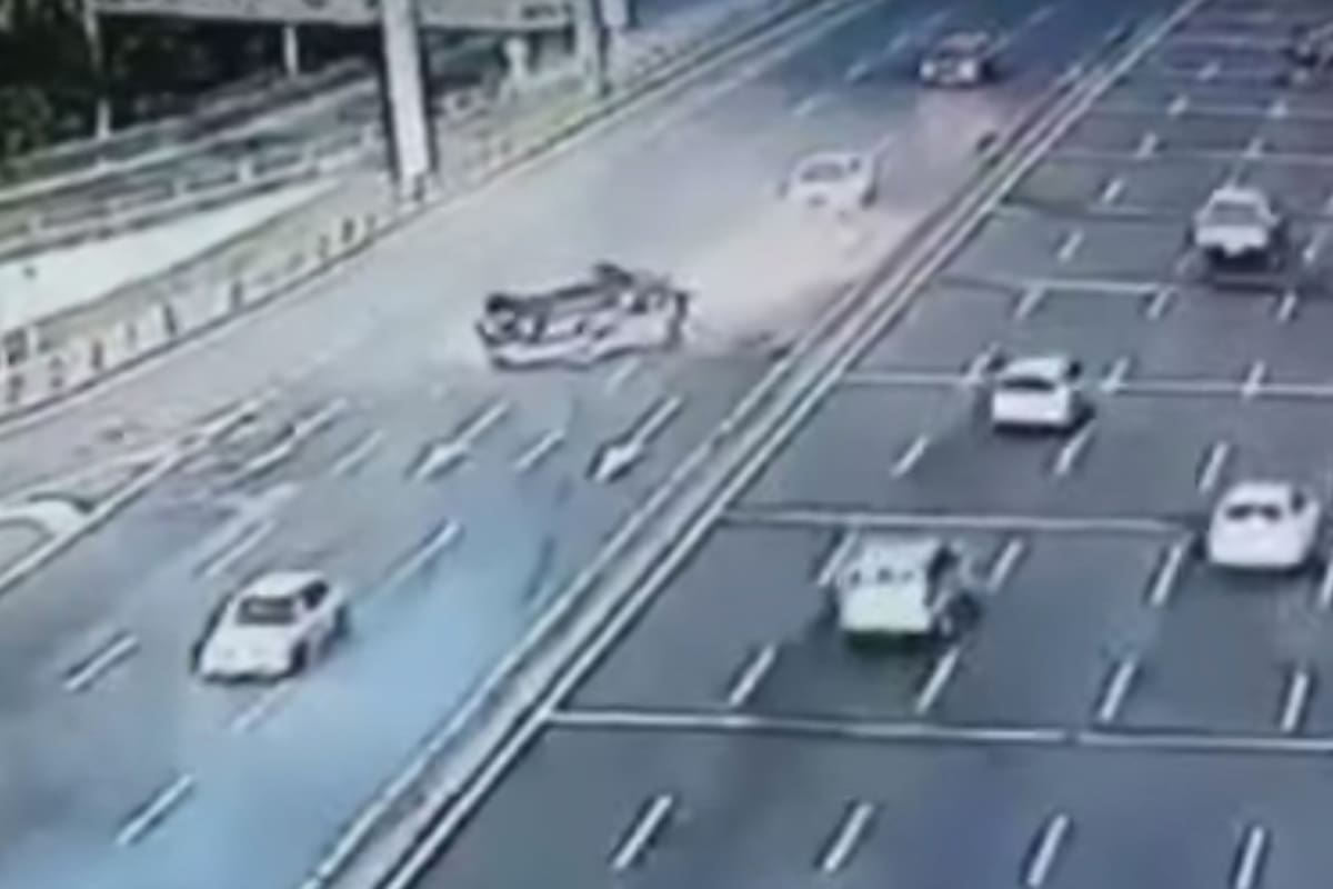 El vuelco se produjo esta mañana en Av General Paz, a la altura de Av del Libertador