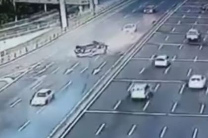 El vuelco se produjo esta mañana en Av General Paz, a la altura de Av del Libertador