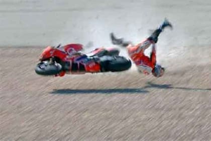 El vuelco y el gran impacto contra el suelo del español Jorge Martín en el MotoGP de Portugal