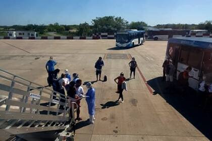 El vuelo 1241, de repatriación, llegó de San Pablo con tres pasajeros con síntomas compatibles con el coronavirus