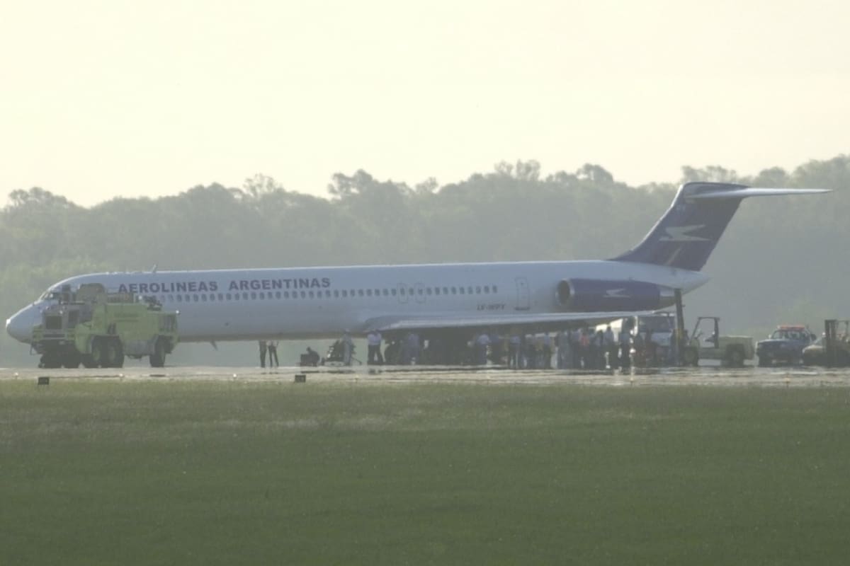 El vuelo 2734 de Austral luego de su aterrizaje de emergencia en Ezeiza