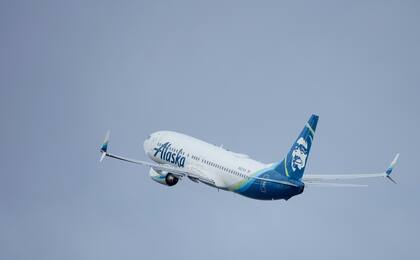 El vuelo 794 de Alaska Airlines, un avión Boeing 737-800, despega del aeropuerto internacional de Portland en Portland, Oregon, el sábado 6 de enero de 2024.