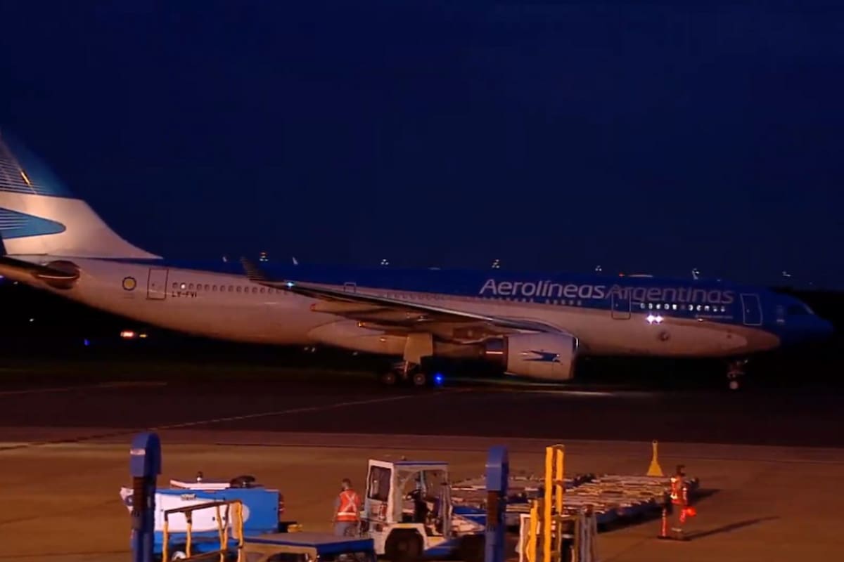 El vuelo AR1063 de Aerolíneas Argentinas proveniente de Moscú aterrizó en el Aeropuerto Internacional de Ezeiza
