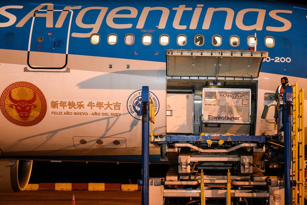 El vuelo de Aerolíneas Argentinas (AA) que transportó 904 mil vacunas Sinopharm