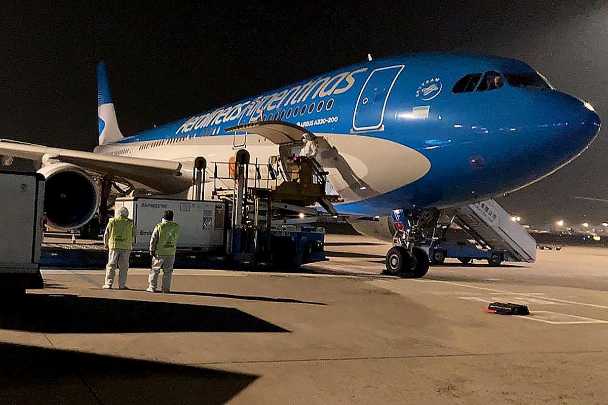 El vuelo de Aerolíneas Argentinas que trae al país desde China un millón de dosis de la vacuna Sinopharm, llegará esta noche al aeropuerto de Ezeiza