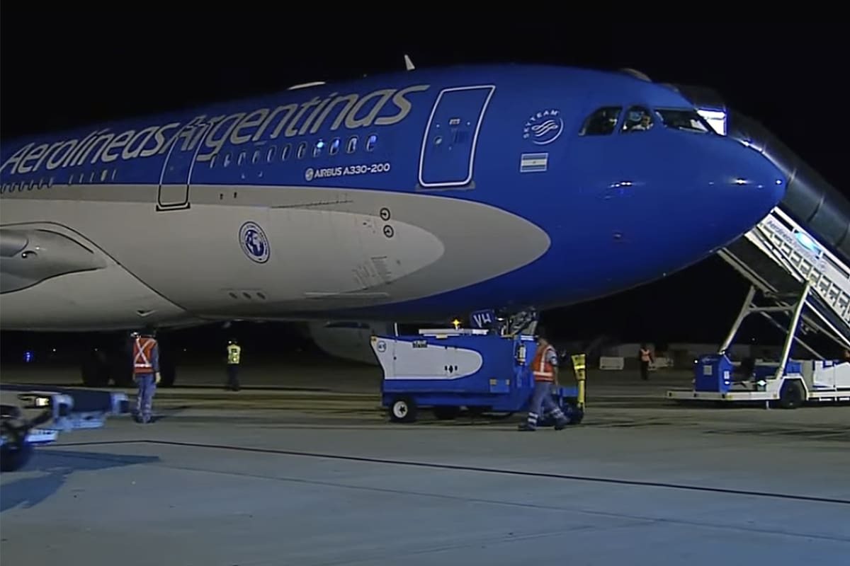 El vuelo de Aerolíneas Argentinas que trae un lote de vacunas Sinopharm