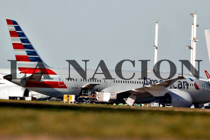 El vuelo de American Airlines que trajo dólares el viernes anterior a las PASO. Los depósitos bancarios resistieron mejor de lo esperado la derrota electoral del oficialismo. A tal punto que el Banco Central canceló algunos aviones que iban a llegar con billetes por la buena reacción del sistema bancario.