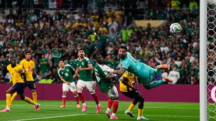 El vuelo de Hernán Galíndez es estéril: el tiro de Julian Quiñones tiene destino de gol