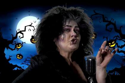 El vuelo de los murciélagos preanuncia el inicio del Freaky Monster Show, con Mirta Wons como parte del elenco