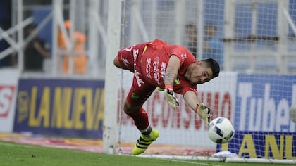 El vuelo de Rossi para atajar el primer penal en la tarde de Liniers