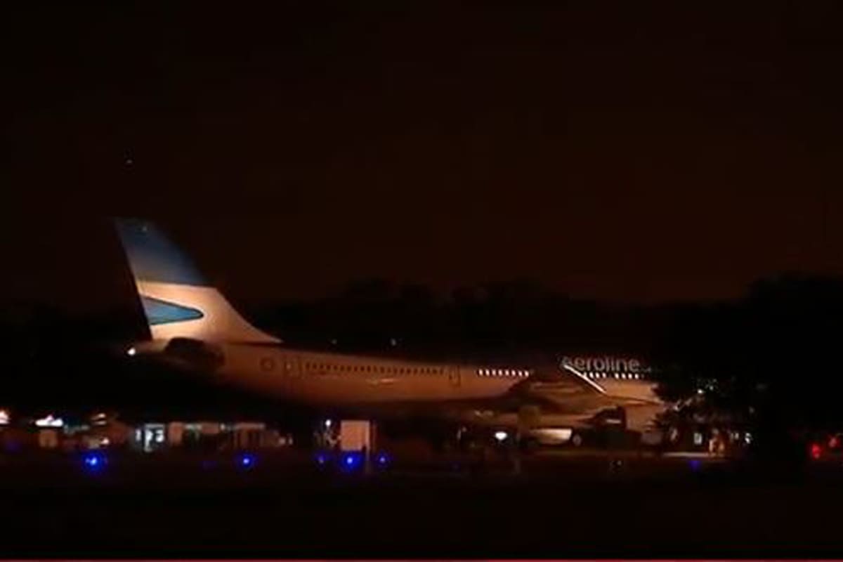 El vuelo despegó este miércoles a las 23
