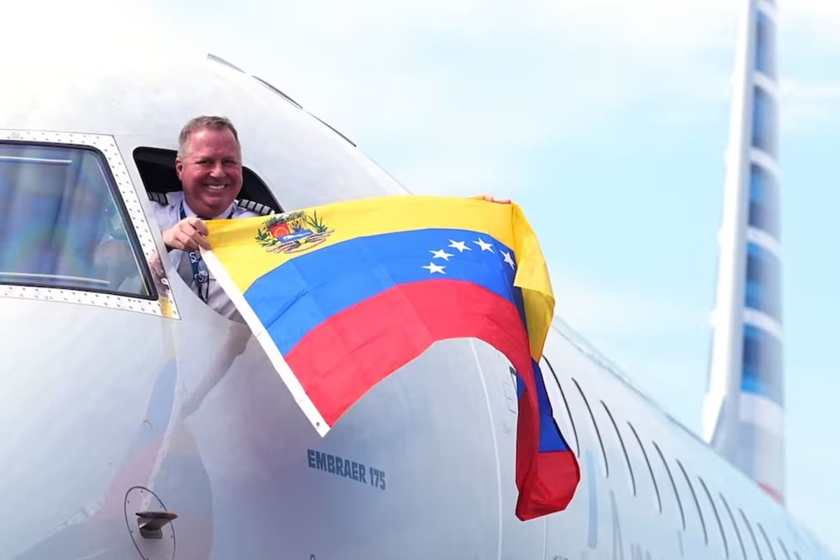 El vuelo entre Miami-Caracas fue realizado por el capitan Ric Wilson, quien mostró la bandera de Venezuela al llegar a destino
Foto: Rebecca Blackwell (AP)