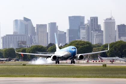 El vuelo LA 8138 de Latam aterrizó en Aeroparque, mientras que el vuelo AR1245 de Aerolíneas Argentinas hizo lo propio en Ezeiza