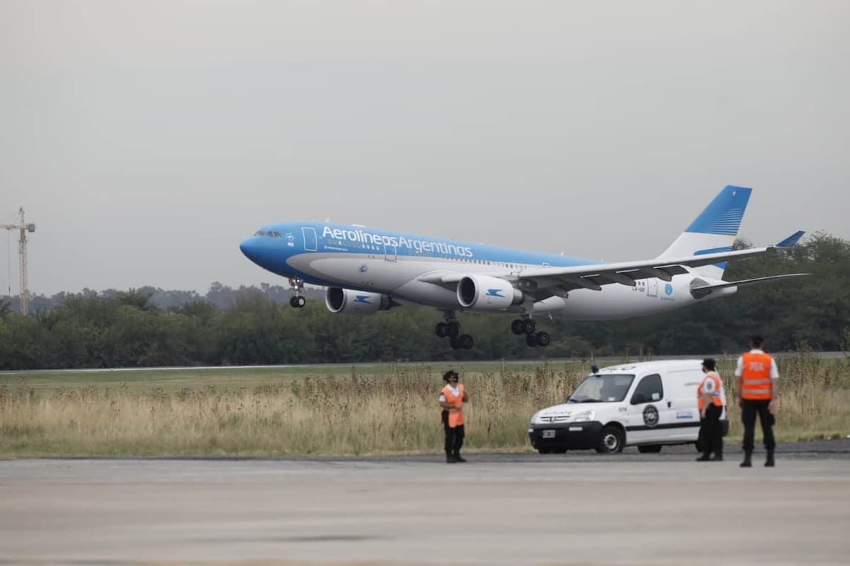 El vuelo, que salió dos días después de lo anunciado originalmente, llegó este mediodía