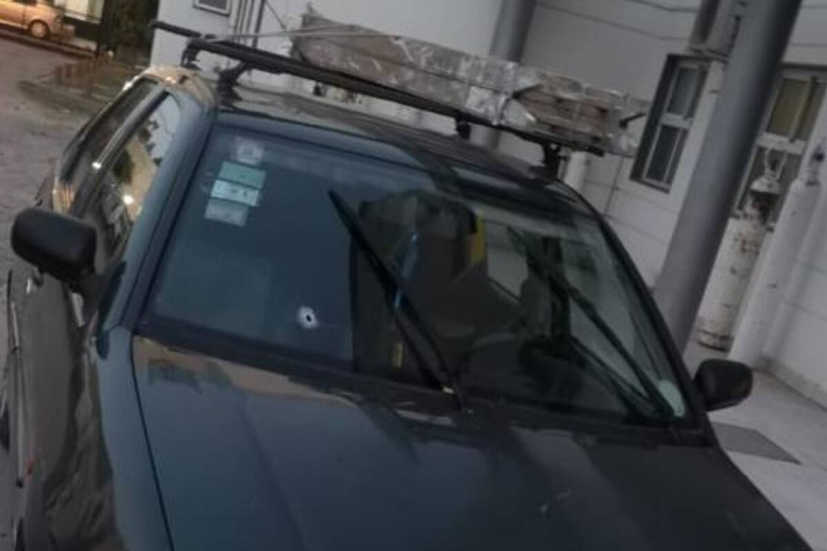 El VW Polo donde iba un obrero asesinado al quedar en medio de un tiroteo entre un policía de la ciudad y delincuentes que intentaron robarle la moto