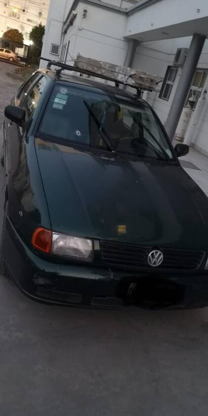 El VW Polo donde iba un obrero asesinado al quedar en medio de un tiroteo entre un policía de la ciudad y delincuentes que intentaron robarle la moto