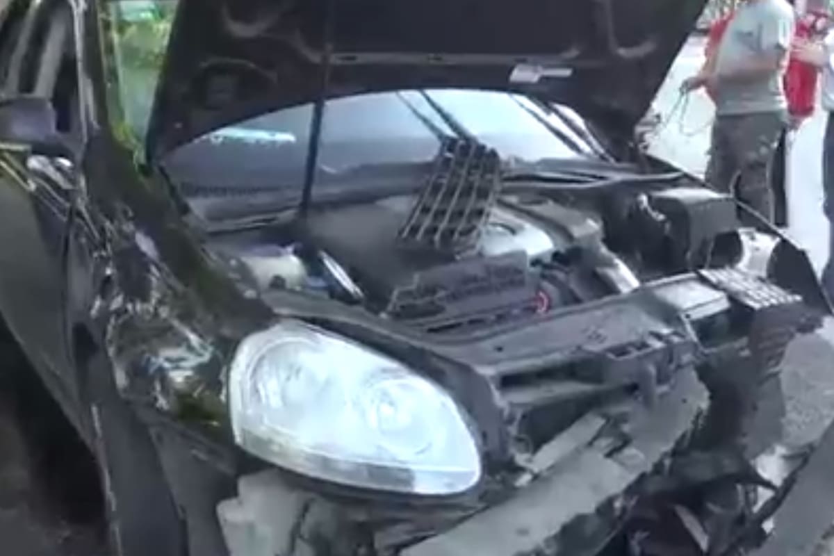 El VW Vento que chocó contra el cantero del Metrobus Juan B. Justo, en la parada Boyacá