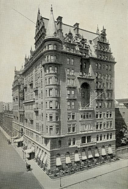 El Waldorf Hotel fue inaugurado en 1893 por William Waldorf Astor en la esquina de la Quinta Avenida y la Calle 33 en Nueva York.