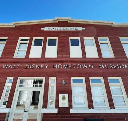 El Walt Disney Hometown Museum, ubicado en el antiguo depósito de trenes de Santa Fe, ofrece una mirada a la vida del creador de los parques
