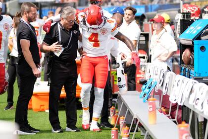 El wide receiver de los Chiefs de Kansas City, Rashee Rice (4) es asistido luego de lesionarse en la primera mitad del juego de NFL ante los Chargers de Los Ángeles, el domingo 29 de septiembre de 2024, en Inglewood, California. (AP Foto/Ashley Landis)