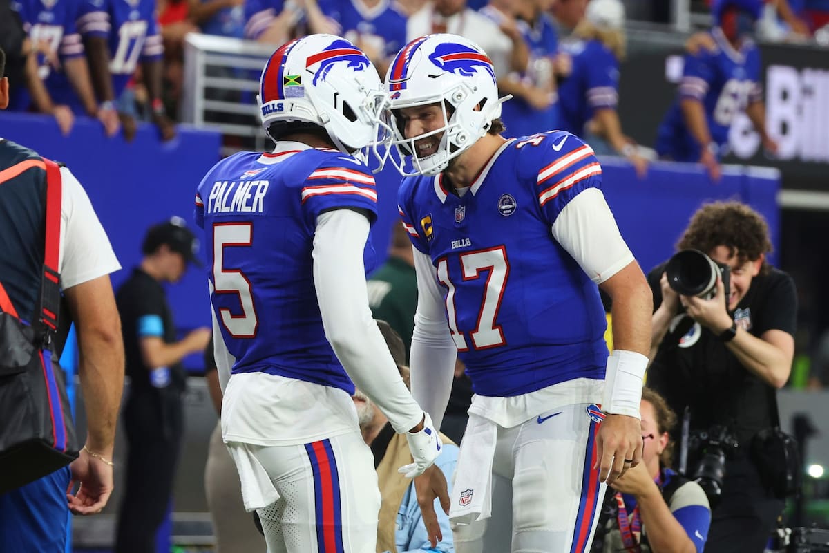 El wide receiver Josh Palmer (5) y el quarterback Josh Allen (17) celebran su touchdown contra los L
