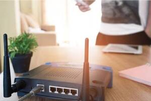 El WiFi utiliza ondas de radio para transmitir datos en la frecuencia de 2,4 GHz o 5 GHz