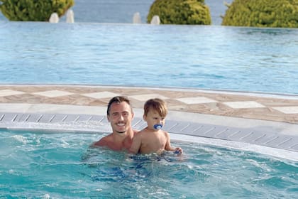 El wing de los Pumas junto a su heredero en la pileta del hotel. “Ama el agua, el mar, las olas… Creo que más que un hijo tenemos un pececito”, cuenta divertido.