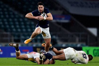 El wing escocés Sean Maitland evita un tackle durante el partido del Seis Naciones en el que el seleccionado visitante derrotó a Inglaterra.