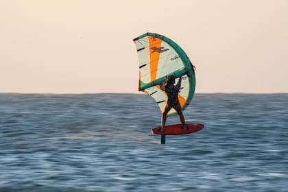 El wing foil trabaja la coordinación y la fuerza del cuerpo de manera integral