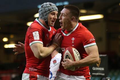 El wing galés Josh Adams festeja junto a su compañero, Jonathan Davies, durante el partido disputado entre Gales e Inglaterra por el Seis Naciones.