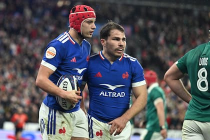 El wing Louis Bielle-Biarrey celebra con Antoine Dupont tras señalar un try (Photo by Julie SEBADELHA / AFP)