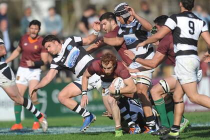 El wing Matías Freyre emerge del ramo de jugadores, como Newman emergió victorioso de San Isidro; el Cardenal recibirá a CUBA en la última fecha, con buenas chances de avanzar a los playoffs.