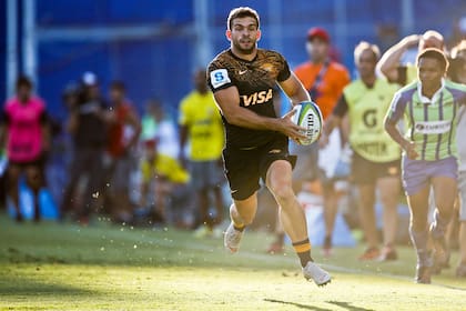 El wing Ramiro Moyano en velocidad.