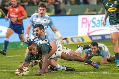 El wing sudafricano Nkosi apoya uno de los tries