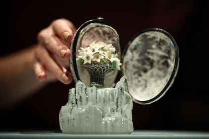 “El Winter Egg de Fabergé, encargado por el entonces emperador ruso Nicolás II como regalo de Pascua para su madre en 1913, se exhibe durante una vista previa para la prensa organizada por la casa de subastas Christie’s en el centro de Londres