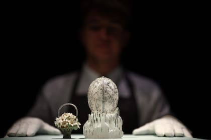 “El Winter Egg de Fabergé, encargado por el entonces emperador ruso Nicolás II como regalo de Pascua para su madre en 1913, se exhibe durante una vista previa para la prensa organizada por la casa de subastas Christie’s en el centro de Londres