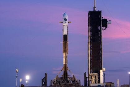El X-37B tiene nueve metros de largo y cuatro metros y medio de envergadura, con capacidad para reentrar y aterrizar de manera autónoma