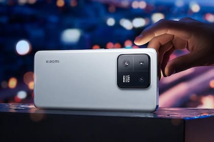 El Xiaomi 13 Pro tiene tres cámaras traseras de 50 megapixeles; la lente principal usa un sensor de 1 pulgada, presente usualmente en cámaras digitales convencionales
