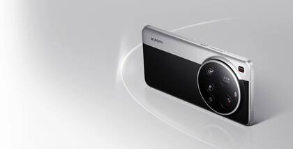 El Xiaomi 15 Ultra cuenta con un sistema de cuatro cámaras: 50 MP gran angular, 50 MP con zoom óptico, 200 MP con zoom 4.3x y 50 MP ultra gran angular