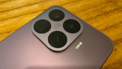 El Xiaomi 17T Pro tene una batería de 7000 mAh dentro del cuerpo del equipo, con triple cámara trasera