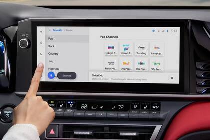 El XLE incluye de serie una pantalla táctil de 31,2 cm, asientos de cuero ventilados y calefaccionados y opciones de audio premium