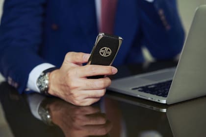 El Xor Titanium es un teléfono móvil de lujo que sólo permite hacer llamadas y enviar mensajes de texto