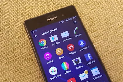 El Xperia Z3 corre Android Lollipop 5.0.2; tiene 3 GB de RAM y un chip Snapdragon 801