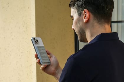 El Xteink X3 es tan pequeño que entra en el dorso de un iPhone; tiene imanes para fijarlo como un accesorio Magsafe