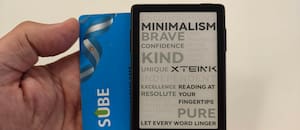 Probamos un mini lector de ebooks apenas más grande que una tarjeta de crédito